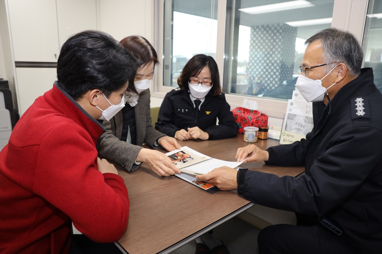 유성소방서, 영웅이 만든 소방관 달력 홍보./ⓒ유성소방서