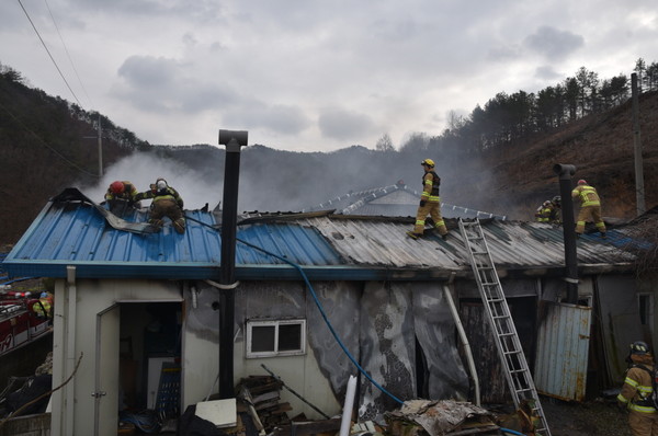 27일 오전 10시 54분쯤 충남 논산시 벌곡면 대덕리 한 단독주택에서 불이 나 신고를 받고 출동한 소방관들이 진화작업을 벌이고 있다./ⓒ논산소방서