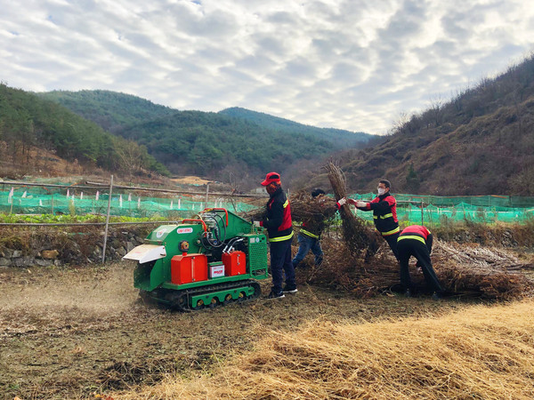 산청군 생초면 영농부산물 파쇄기 운영 모습./ⓒ산청군