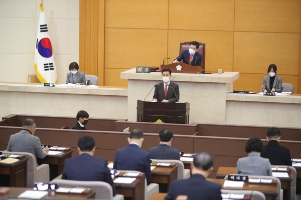 이강덕 포항시장이 의회 시정연설에서 “내년은 코로나 위기 극복과 민생경제 회복에 올인할 것”이라고 했다/Ⓒ포항시