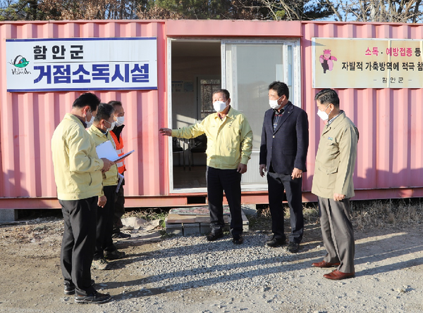 함안군이 고병원성 조류인플루엔자 없는 청정지역 사수를 위해 가금농가 예찰 및 소독강화 등 차단방역에 총력을 기울있다./ⓒ함안군