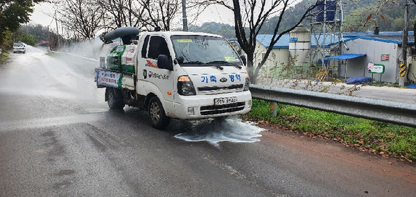 의령군은 고병원성조류인플루엔자(AI) 확진에 따라 질병 확산을 막기 위해 방역대책본부을 설치‧가동하여 최고 수준으로 방역 활동을 강화하고 있다./ⓒ의령군