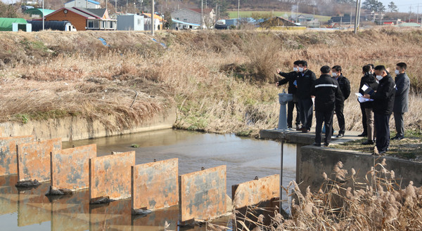 서산시의회 산업건설위원회(위원장 안효돈) 소속 의원들이 올해 제3차 추경예산안 심의를 앞두고 양대동 취입보 재설치 사업현장을 찾아 직접 사업 내용을 점검했다.