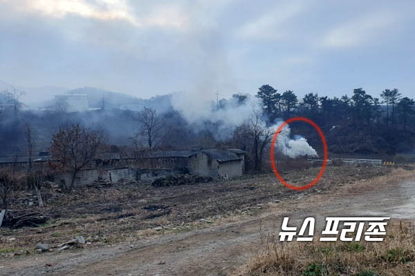 연천군 한 야산 인근 농경지에서 불법소각을 하고 있다. 산불 위험에 대한 주의와 함께 관계기관의 단속이 필요해 보인다. /Ⓒ이건구기자