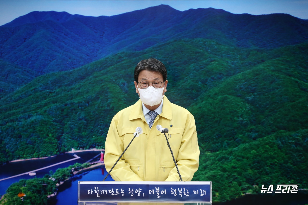 김돈곤 청양군수가 2일 군청 상황실에서 코로나19확진자 발생에 따른 영상브리핑을하고 있다 .©청양군청