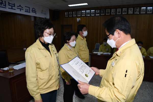 지난 1일 군청 군정회의실에서 한정우 군수(오른쪽에서 첫 번째)가 하은영 노인여성아동과장(왼쪽에서 첫 번째)에게 2020년 아동·여성안전지역연대 우수기관 선정 경남도지사 기관표창을 전달 모습./ⓒ창녕군