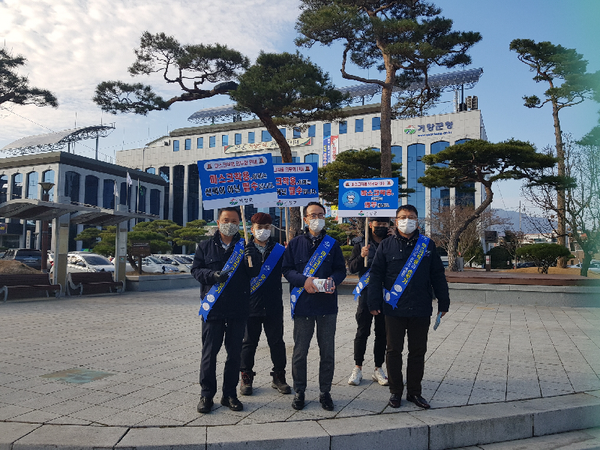 거창군은 지난달 26일부터 유동인구가 많은 장날을 이용해 군민들을 대상으로 코로나19 확산방지를 위한 가두 캠페인을 지속적으로 전개한다./ⓒ거창군