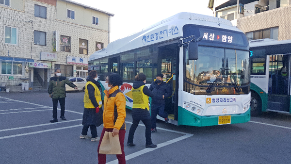 함양군은 지난 2일부터 전국 군단위 최초로 대형저상 전기버스를 도입하여 농어촌버스 정규노선 운행에 들어갔다./ⓒ함양군