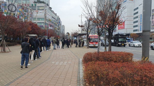 버스 대기 유도선 설치 전 상동역홈플러스 앞 정류소 보도/ⓒ부천시