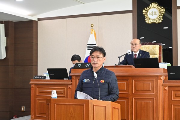 윤경희 군수가 시정연설을 통해 내년도 군정 운영 방향과 분야별 6대 전략과제를 발표하고 있다/Ⓒ청송군