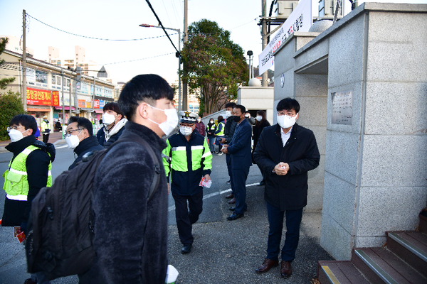 거제시관내 2021학년도 대학수학능력시험 6개 시험장에 대한 교통지도를 실시했다./ⓒ거제시