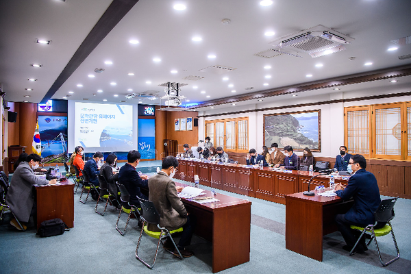 남해군은 장충남 군수를 비롯한 관계 공무원 10여명이 참석한 가운데 ‘남해군 문화관광 홈페이지 전면개편 용역’ 최종보고회를 개최했다./ⓒ남해군