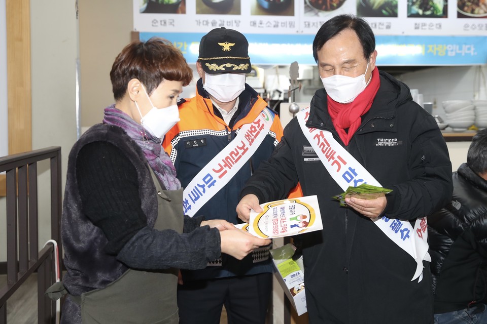 음식점 등 밀집지역서 코로나19 방역 준수사항 합동 점검./ⓒ천안시