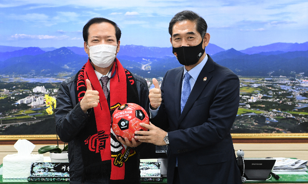 거창군은 경남도민 프로축구단인 경남FC와 스포츠마케팅 협력 간담회를 가지고 프로축구단과 지자체와의 협력을 통한 상생발전 방안에 대해 논의했다./ⓒ거창군