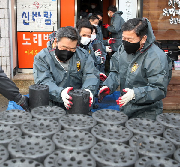 가세로 충남 태안군수(왼쪽 두번째)가 연말을 맞아 어려운 이웃에 연탄 500장을 전달하고 안전한 겨울나기를 기원했다./ⓒ태안군청