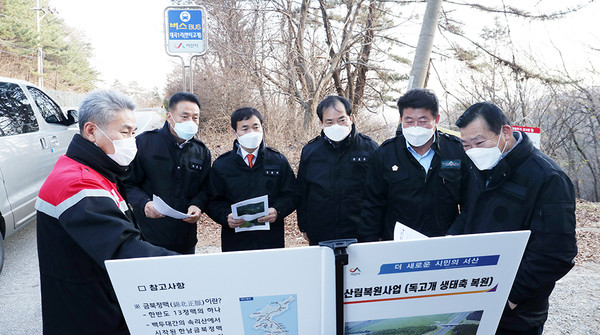 8일 서산시의회 산업건설위원회 위원들이 서산시 해미면 산림복원 독고개 생태축 복원사업 현장을 찾아 산림공원과장으로부터 사업 추진계획을 보고받고 현장을 점검하고 있다./ⓒ서산시의회