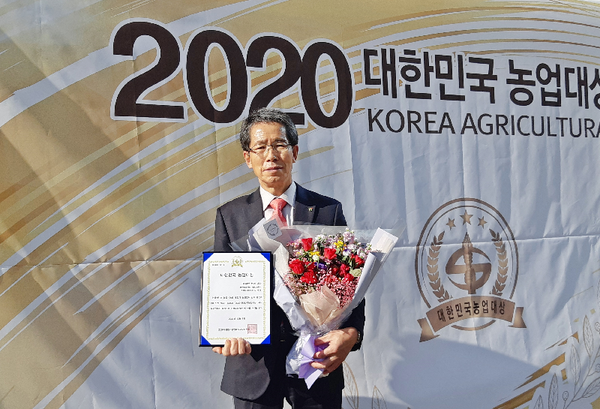 함양군은 김석곤 전 농촌지도자함양군연합회장이 9일 열린‘2020 대한민국 농업대상’시상식에서 농업인분야 대상을 수상했다./ⓒ함양군