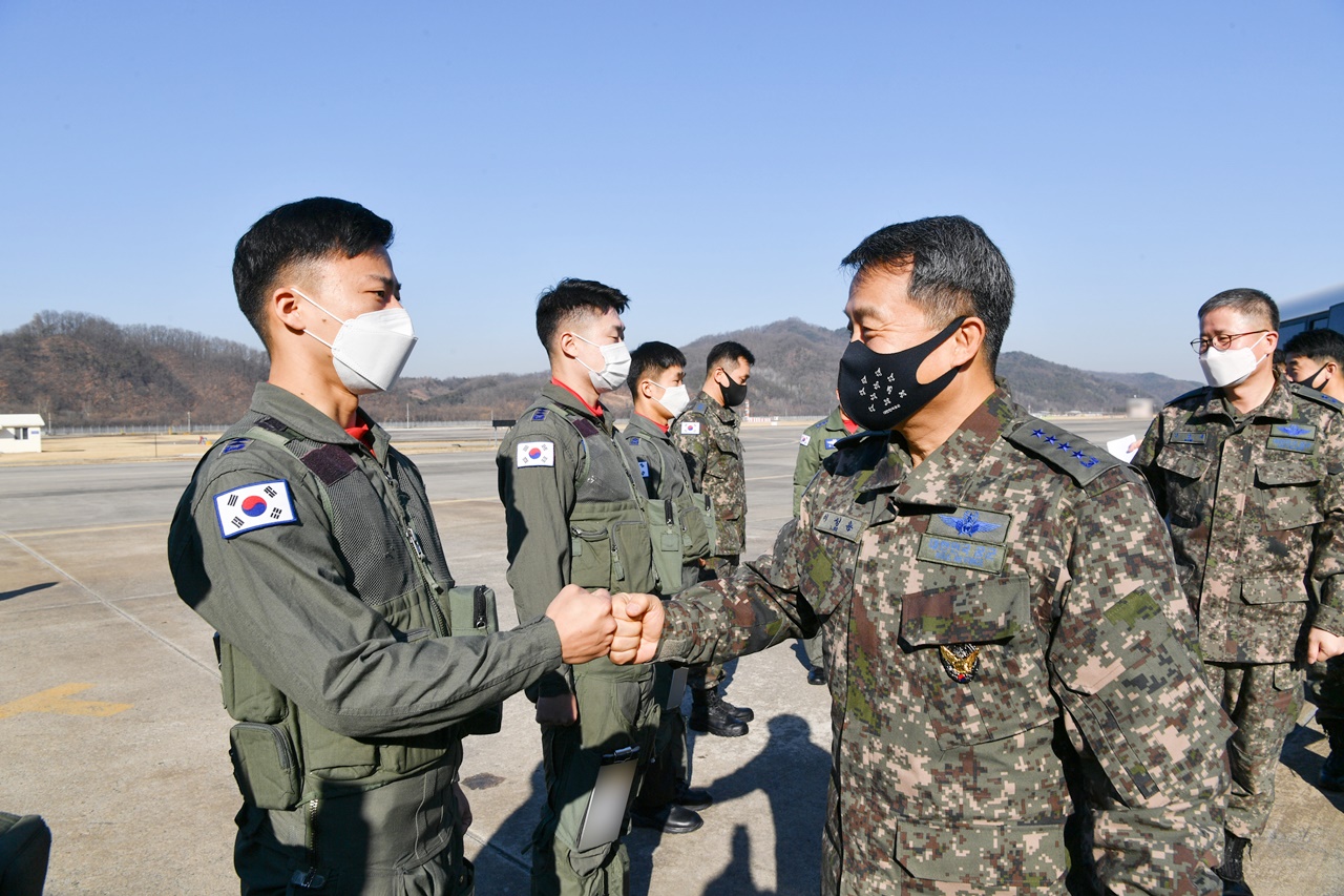 이성용 공군참모총장은 9일 원주기지와 방공관제사령부 예하 제8386부대, 방공유도탄사령부 예하 제8979부대를 찾아 작전 현장을 점검하고, 코로나19 상황 속에서도 확고한 군사대비태세 유지에 만전을 기하고 있는 장병과 군무원을 격려했다./ⓒ공군