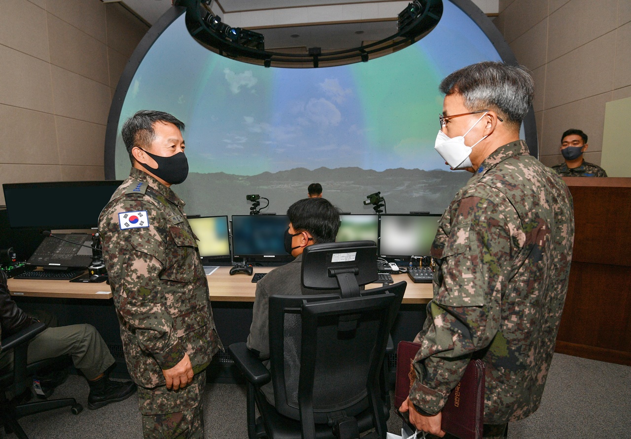 이성용 공군참모총장은 9일 원주기지와 방공관제사령부 예하 제8386부대, 방공유도탄사령부 예하 제8979부대를 찾아 작전 현장을 점검하고 있다./ⓒ공군