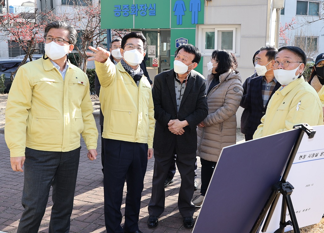 허태정 대전시장이 9일 오후 유성구 지역 주민 민원 현장과 관평동 행정복지센터, 신성동 마을공유공간에서 올해 마지막 현장시장실을 열고 시민과 소통의 시간을 가졌다./ⓒ대전시