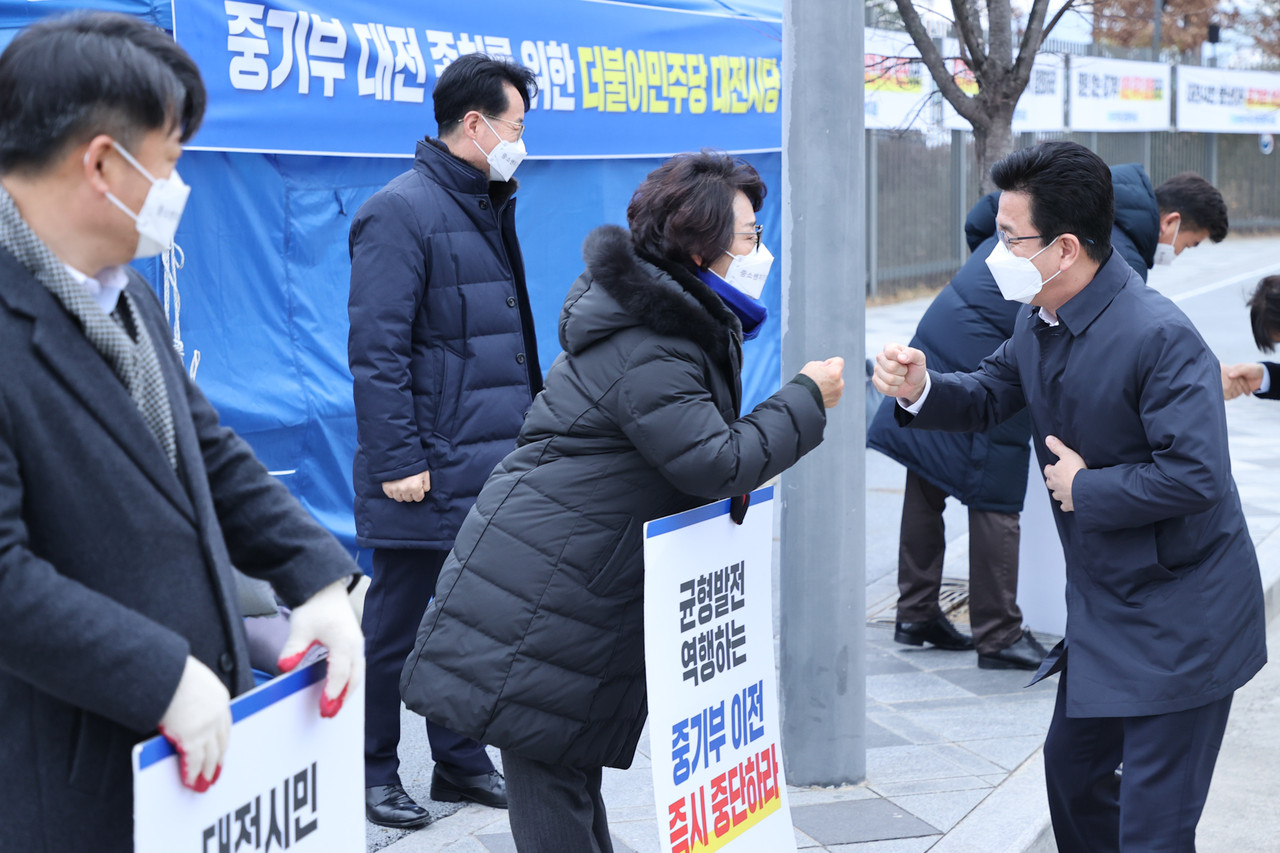 허태정 대전시장은 10일 오전 정부세종2청사(행정안전부) 본관 앞에서 중소벤처기업부 이전 반대로 천막 시위 농성중인 시민단체와 더불어민주당 대전시당을 위문했다./ⓒ대전시