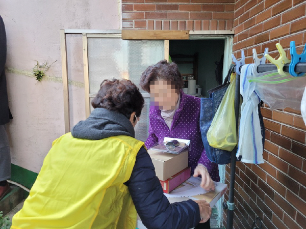 통영시,독거노인 등 취약계층을 대상 단열개선 및 방한물품을 지원하는 한파영향 취약계층 지원사업을 추진했다./ⓒ통영시