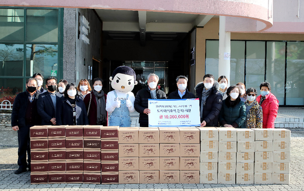 하동군은 중소벤처기업진흥공단과 악양면에 있는 사회적기업 에코맘의산골이유식이 1대 1 매칭 연합으로 1000만원 상당의 어린이 유산균 전달식을 가졌다./ⓒ하동군