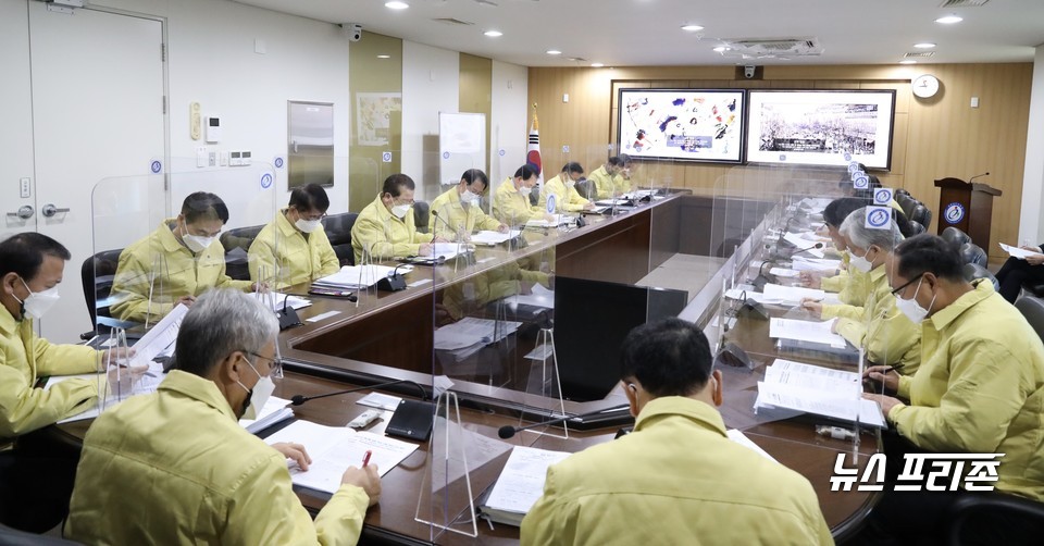 충남교육청은 14일 코로나19 전국 확산에 따른 ‘학교 방역 및 대응 강화를 위한 긴급 간부회의’를 열고 학년말 학사운영 방안을 발표했다./ⓒ충남교육청