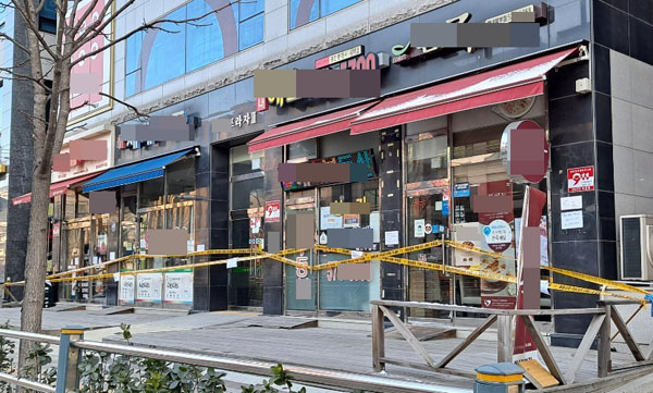 코로나19 집단감염이 발생한 남양주시 별내동 소재 B주야간보호센터가 입주한 A프라자 건물 전체가 호스트 격리된 가운데 건물 출입 통제를 위한 폴리스라인이 설치됐다.(사진=이건구기자)