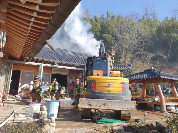 14일 낮 10시 58분쯤 충남 청양군 화성면 농암리 한 주택에서 불이 나 신고를 받고 출동한 소방관들이 진화작업을 벌이고 있다./ⓒ청양소방서