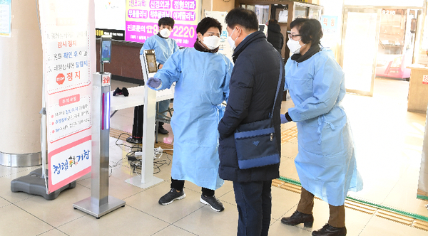 거창군은 공로연수를 시행 중인 거창군청 공무원들이 코로나19 외부유입 차단을 위해 발 벗고 나섰다./ⓒ거창군