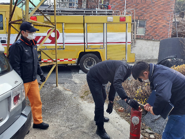 함양군은 겨울철 난방용품 사용증가에 따른 화재 발생에 대비하여 소방서와 농어촌 소방시설 합동점검을 실시했다./ⓒ함양군