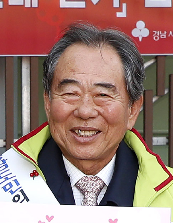 산청군은 산청군자원봉사협의회 고문이‘2020 대한민국 자원봉사대상’에서 장관 표창을 수상했다./ⓒ산청군