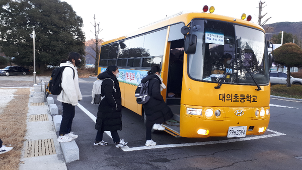 의령교육지원청은 등하교시간 마을버스를 이용하는 의령여고, 의령여중 학생들이 밀집되는 문제를 해결하기 위하여 학생들을 대상으로 한 특별 수송을 실시했다./ⓒ의령군