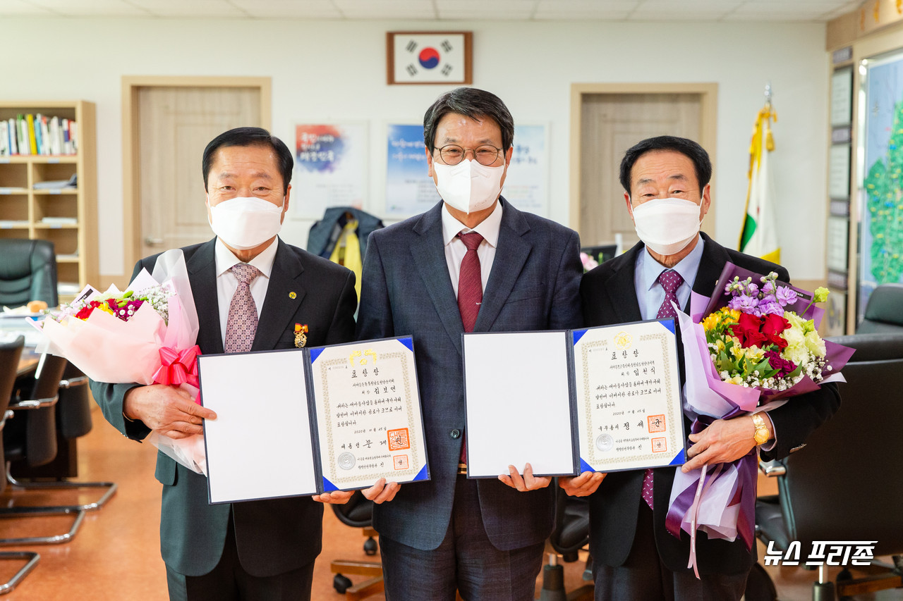 새마을운동 청양군지회 김보연 회장(왼쪽)과 새마을문고 청양군지부 임천식 회장(오른쪽)이 각각 대통령 표창과 국무총리 표창을 받는 영예를 안았다.©청양군청