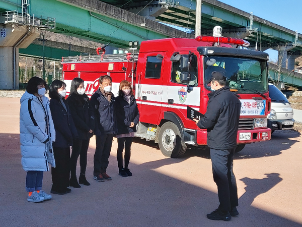 거창군 주상면도평리 다목적게이트볼장에서 웅양119지역대와 함께 체육시설 화재대응을 위한 소방훈련을 실시했다./ⓒ거창군