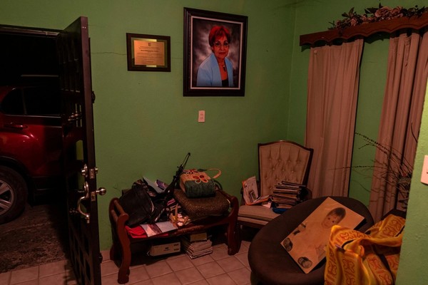로드리게스 남편 집에 걸린 그녀의 사진[뉴욕타임스 홈페이지 캡처.]