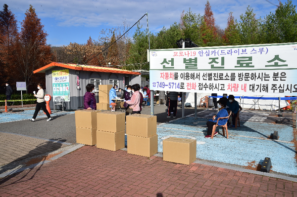 진주시 보건소는  유증상자의 빠른 선별과 의료진 보호 및 시민의 안전을 위해 자체적으로 확보한 신속항원검사 키트를 병원에 배포할 예정이다./ⓒ진주시