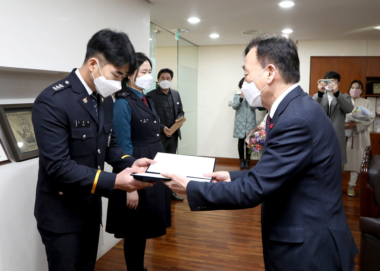 대전시교육청(교육감 설동호)은 17일 학교폭력예방 유공 학교전담경찰관 4명에게 표창장을 수여했다./ⓒ대전시교육청