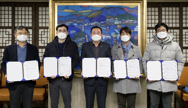 통영시는 의료기관 및 약국 단체 대표와 코로나19 공동대응을 위한 업무협약을 체결하고 감염병 예방과 지역확산 차단, 시민의 건강을 보호하고 증진하는데 적극 노력하기로 했다./ⓒ통영시