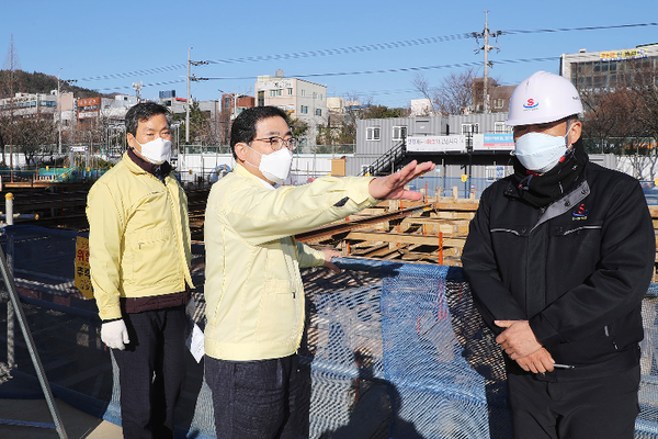 허성무 창원시장은 공사가 한창 진행 중인 의창구청 신축현장을 찾아 공사 진행상황을 점검했다./ⓒ창원시