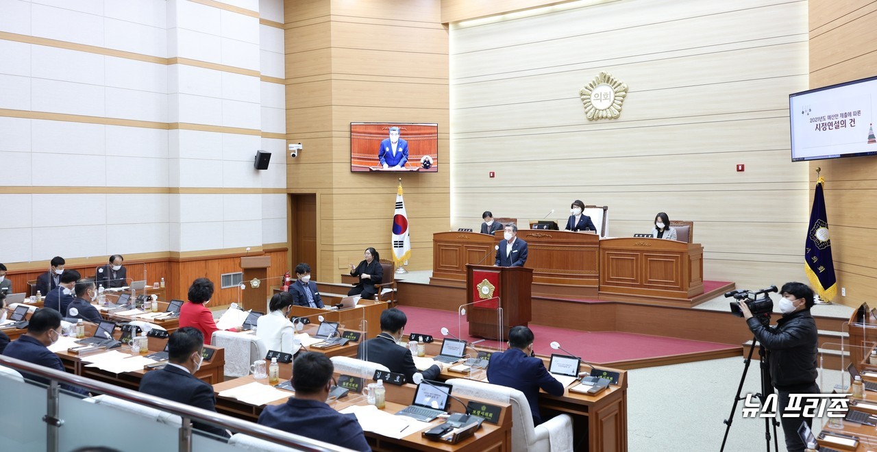 김동일 보령시장이 25일 열린 보령시의회 제232회 제2차 정례회에서 내년도 본예산 제출 시정연설을 통해 앞으로의 시정 운영 방향과 지속가능한 지역발전을 위한 청사진을 제시했다. ©보령시청