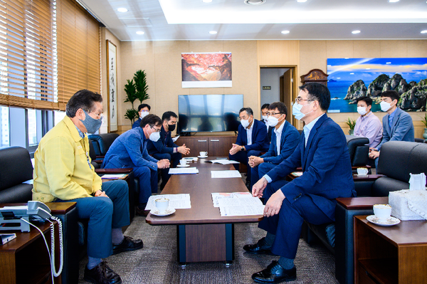 장충남 군수는  국립공원공단 권경업 이사장을 만나 국립공원 구역 변경안에 대한 남해군의 입장을 전달했다./ⓒ남해군