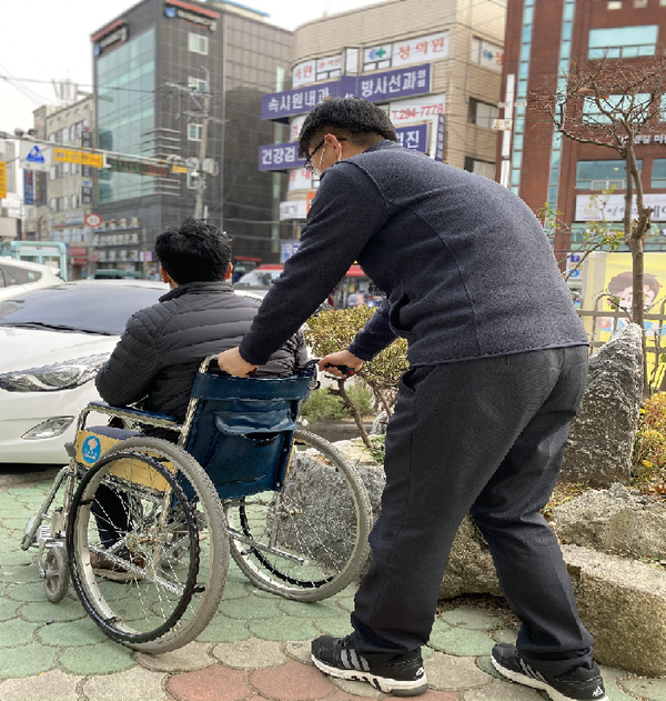 원시, 공공자원 개방‧공유 ‘전국 최우수 기관’ 선정(휠체어 대여 사진)/ⓒ창원시