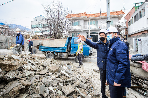 남해군이 청사 신축사업에 편입되는 확장 부지 내 보상 완료 주택에 대한 철거를 시작하며 청사신축 사업에 속도를 내고 있다./ⓒ남해군