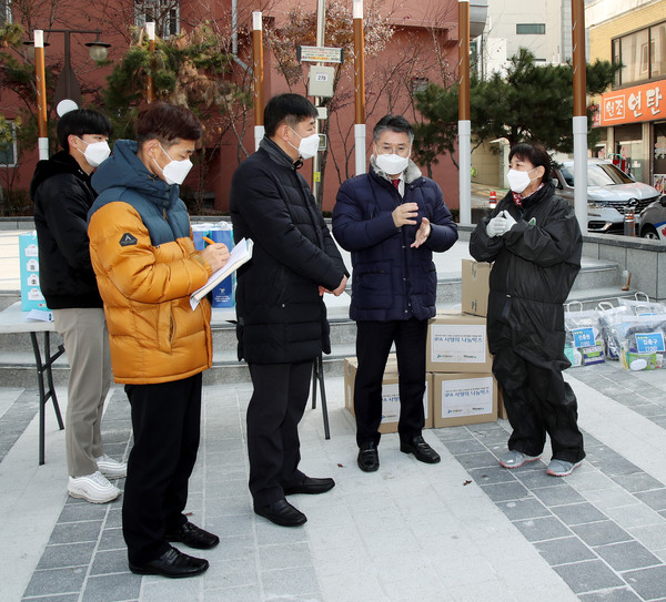 홍인성 인천 중구청장 안전취약계층인 쪽방촌에 직접 찾아가/ⓒ중구