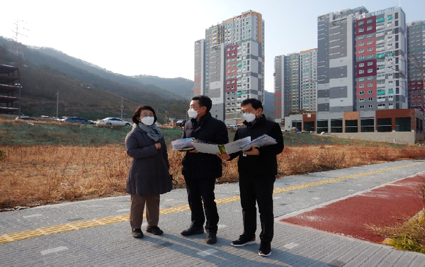 정혜란 창원시 제2부시장은 마산합포구 창원가포공공주택지구를 방문해 현장을 둘러보고 전체적인 공공주택건설사업 진행상황을 점검했다/ⓒ창원시