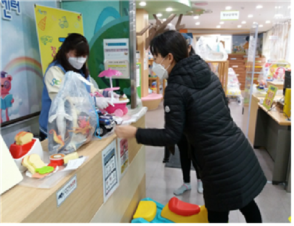 합천군육아종합지원센터는 어린이 도서관에서 상·하반기 신규장난감을 구입·비치하여 영유아들에게 다양한 장난감들을 제공하고 있다./ⓒ합천군