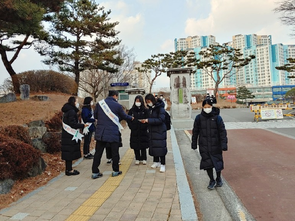 함양읍사무소와 함양읍 청소년 지도위원 10여명은 청소년 유해환경으로부터 청소년 및 학생들의 탈선을 예방하고자 보호 캠페인을 펼쳤다./ⓒ함양군