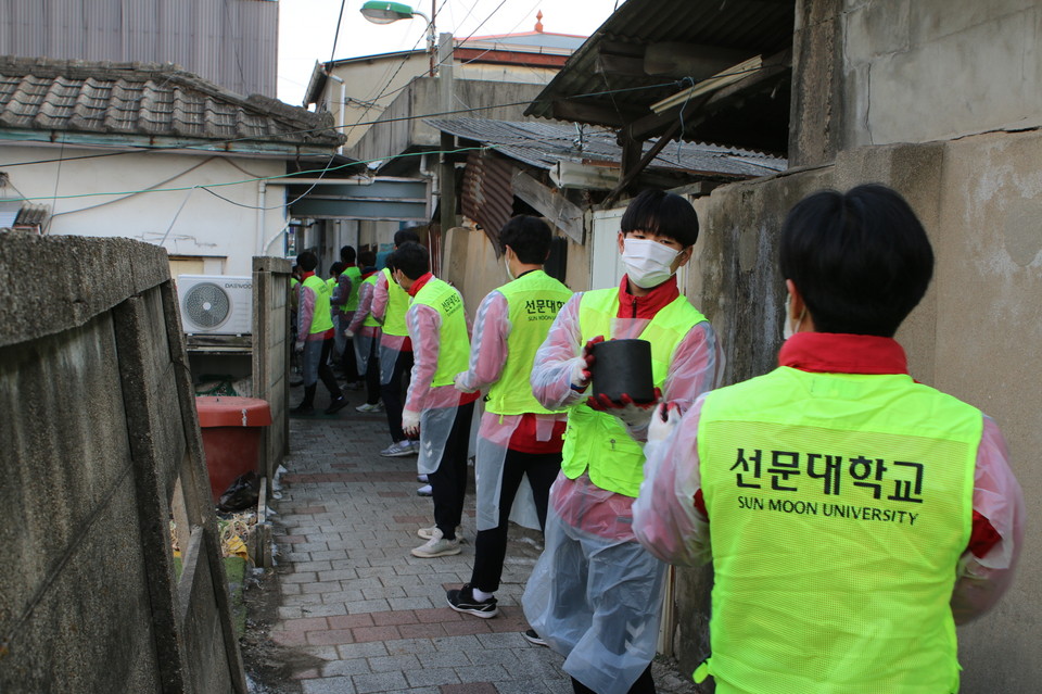 취약 계층에 연탄 배달 봉사./ⓒ선문대학교